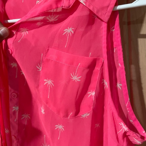 🔥🔥SO XL button down sleeveless blouse. Hot pink with palm trees. Silk like. - Picture 4 of 5